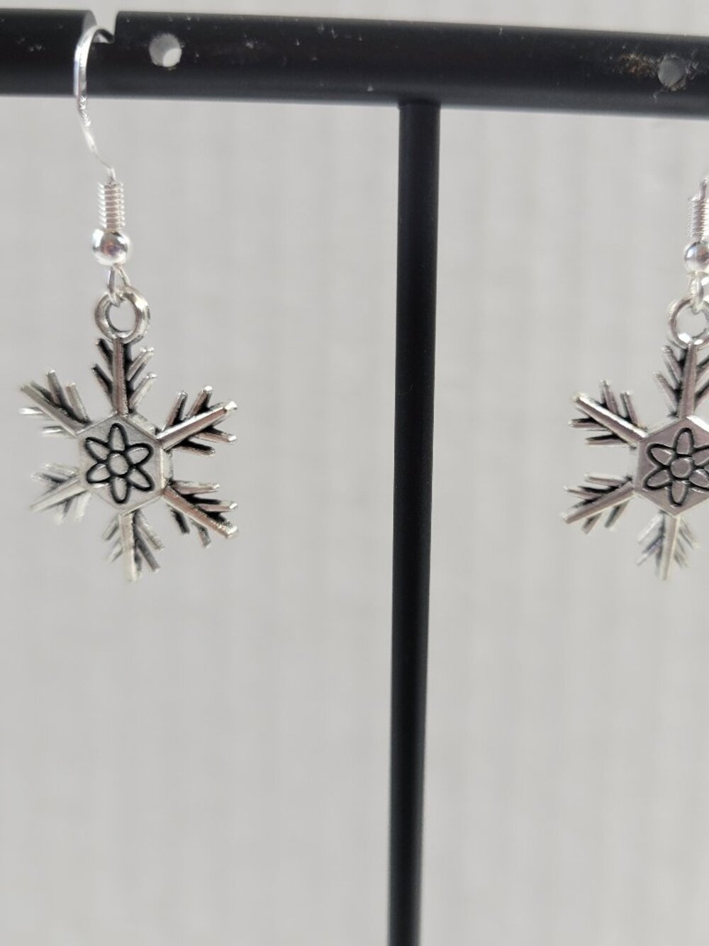 Silver Snowflake Dangle Earrings Flower Center Winter Christmas Charm Gift E146E